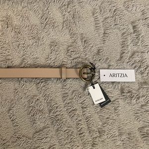 💕 Aritzia Skinny Ring Tan/Gold Belt